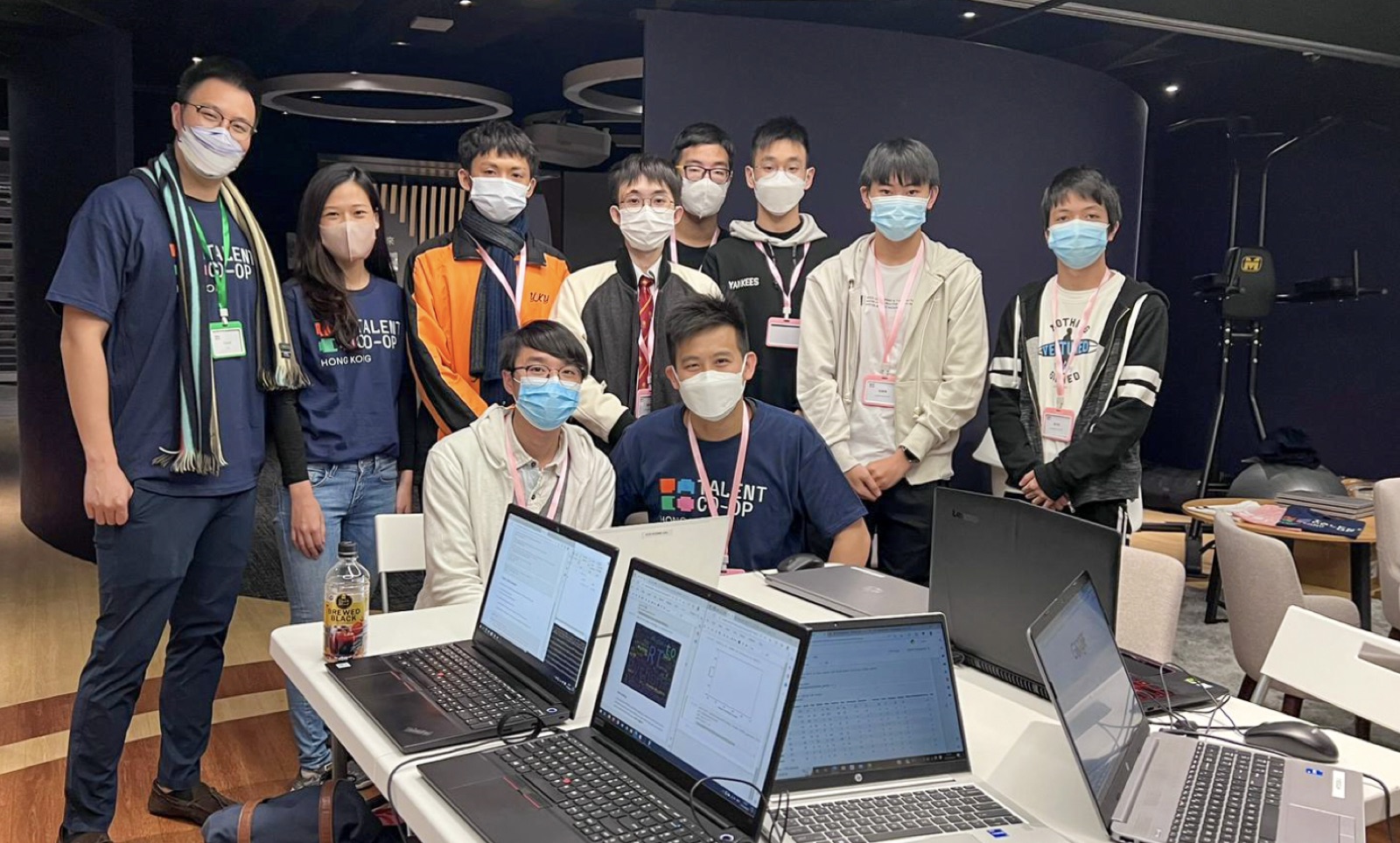 學生小組使用手提電腦實作