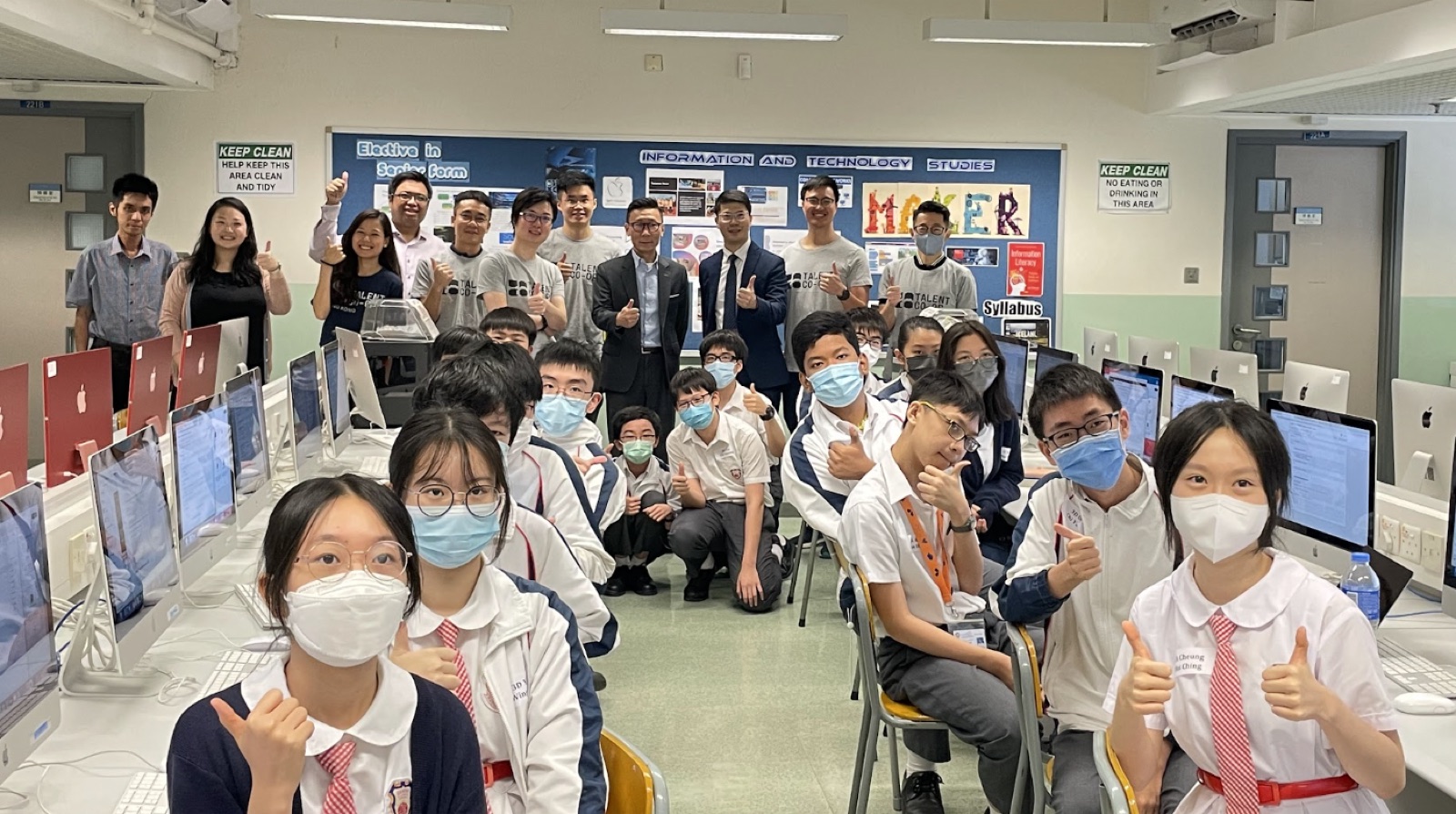 電腦室內的學生工作坊